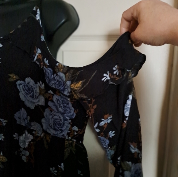 American eagle outfitters cold shoulder floral blouse size medium - Picture 2 of 7